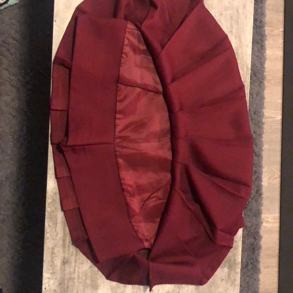 Maroon pleated skirt with under shorts - Picture 2 of 3